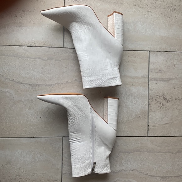 White lanimal print Ankle high boots - Picture 2 of 4